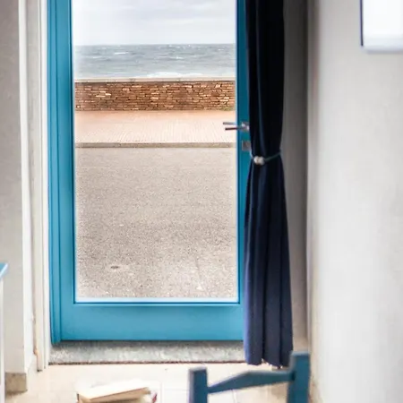 Grazioso Bilocale Fronte Mare Apartment *